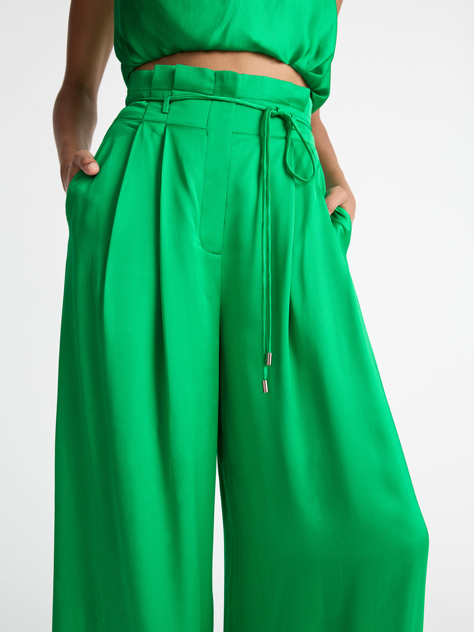 EOS | Elegantes Zweiteiliges Satin Outfit